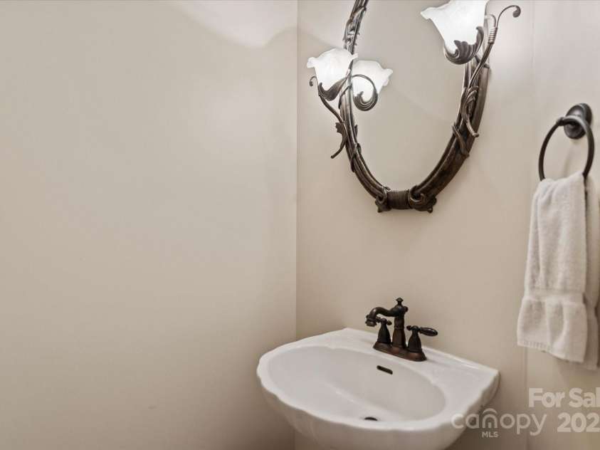 3124 17th Street Lane, Hickory, NC 28601.  MLS# CAR4260375, YatesRealty ID 17655. 