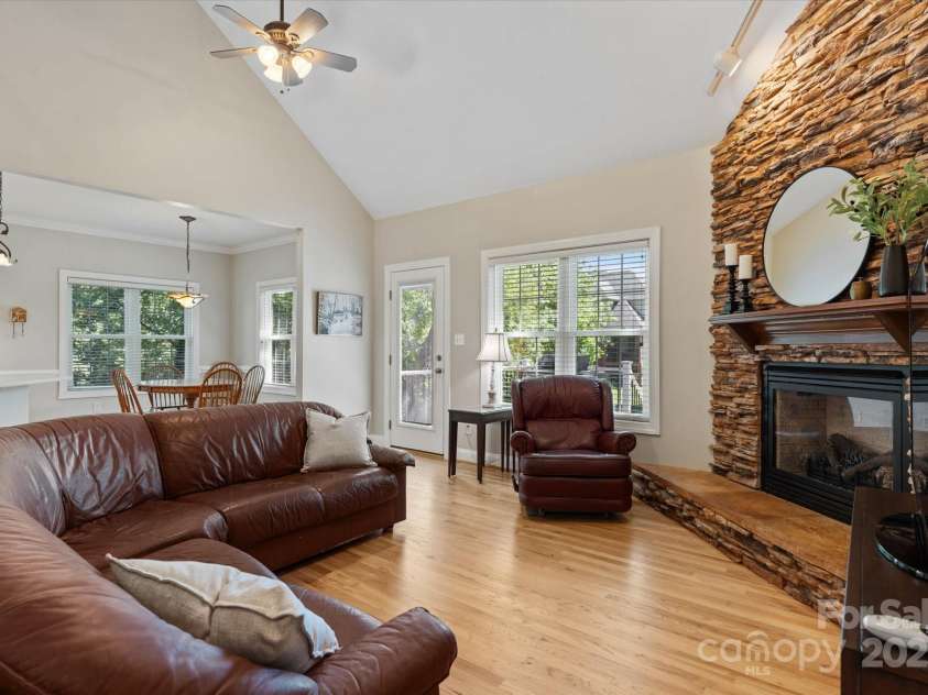 3124 17th Street Lane, Hickory, NC 28601.  MLS# CAR4260375, YatesRealty ID 17655. 