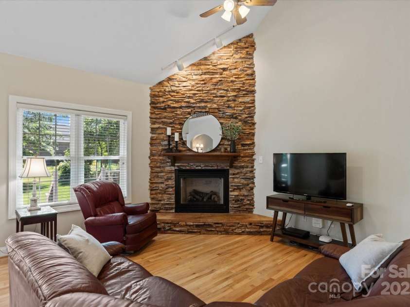 3124 17th Street Lane, Hickory, NC 28601.  MLS# CAR4260375, YatesRealty ID 17655. 