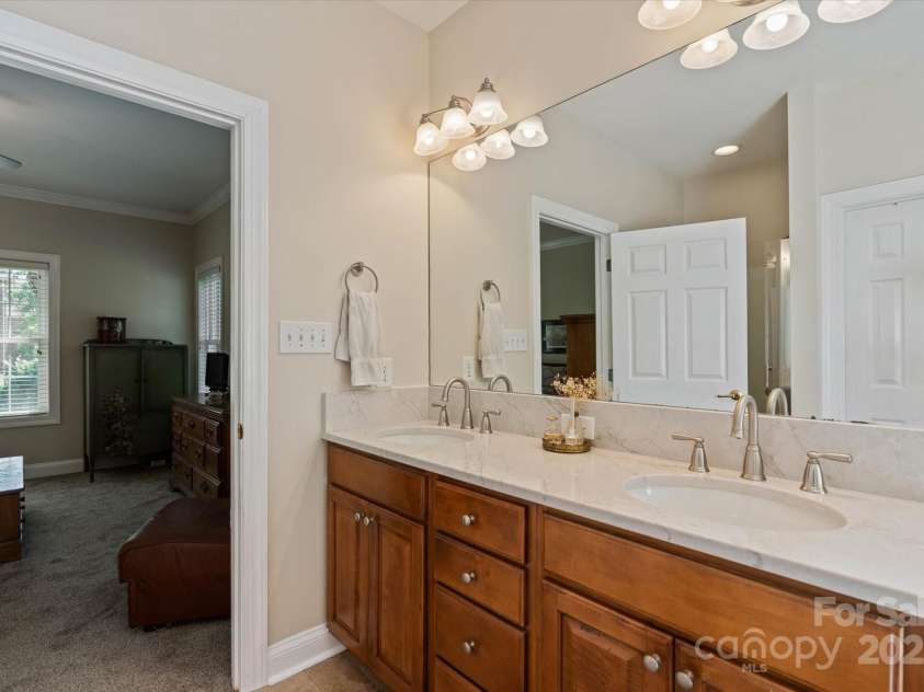 3124 17th Street Lane, Hickory, NC 28601.  MLS# CAR4260375, YatesRealty ID 17655. 