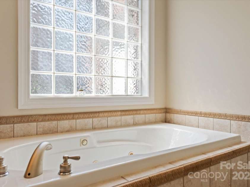 3124 17th Street Lane, Hickory, NC 28601.  MLS# CAR4260375, YatesRealty ID 17655. 