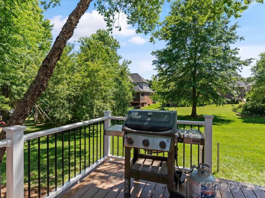 3124 17th Street Lane, Hickory, NC 28601.  MLS# CAR4260375, YatesRealty ID 17655. 