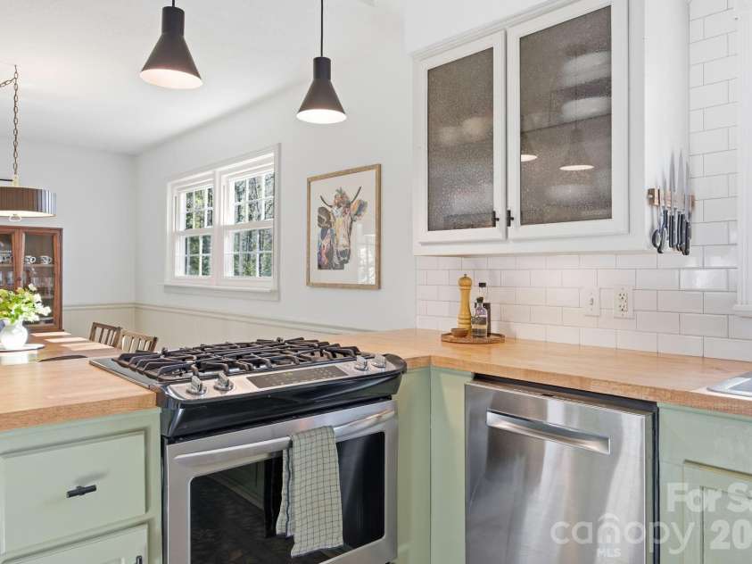 50 Hemlock Street, Arden, NC 28704.  MLS# CAR4364356, YatesRealty ID 17655. 