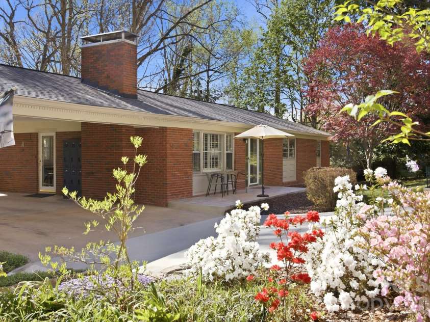 50 Hemlock Street, Arden, NC 28704.  MLS# CAR4364356, YatesRealty ID 17655. 