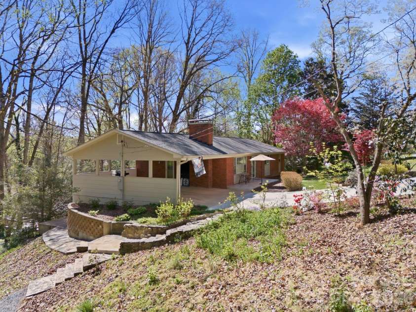 50 Hemlock Street, Arden, NC 28704.  MLS# CAR4364356, YatesRealty ID 17655. 