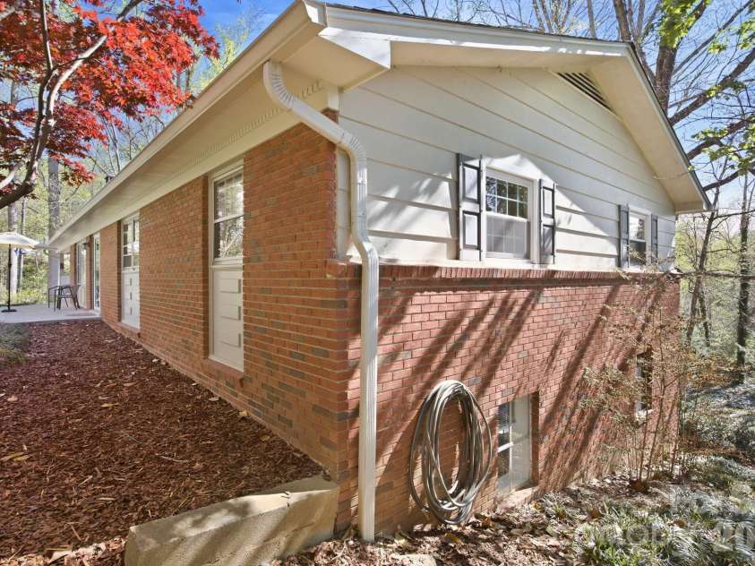 50 Hemlock Street, Arden, NC 28704.  MLS# CAR4364356, YatesRealty ID 17655. 