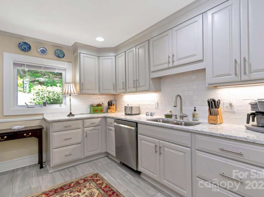 195 Fairway Lane, Blowing Rock, NC 28605.  MLS# CAR4264940, YatesRealty ID 17656. 