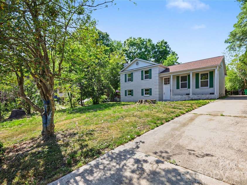5439 Kerry Lane, Charlotte, NC 28215.  MLS# CAR4370657, YatesRealty ID 17657. 