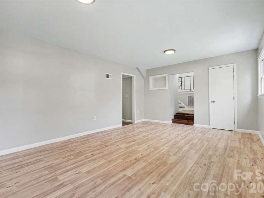 5439 Kerry Lane, Charlotte, NC 28215.  MLS# CAR4370657, YatesRealty ID 17657. 