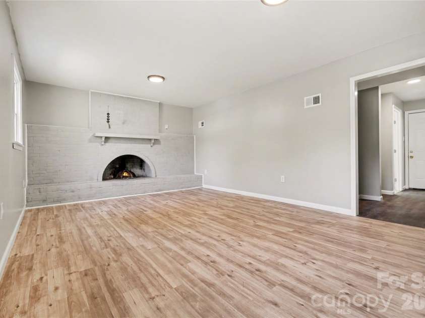 5439 Kerry Lane, Charlotte, NC 28215.  MLS# CAR4370657, YatesRealty ID 17657. 