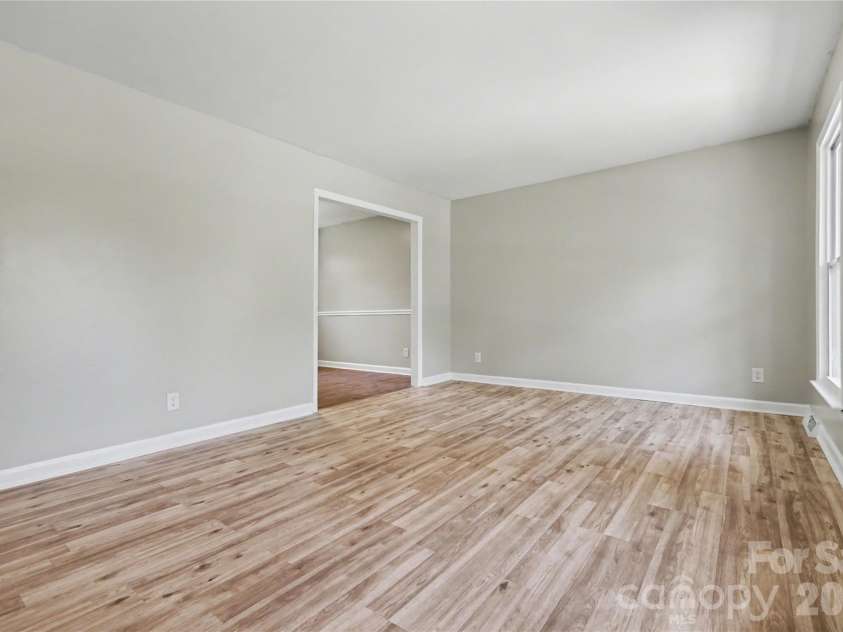 5439 Kerry Lane, Charlotte, NC 28215.  MLS# CAR4370657, YatesRealty ID 17657. 