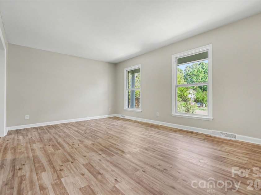 5439 Kerry Lane, Charlotte, NC 28215.  MLS# CAR4370657, YatesRealty ID 17657. 