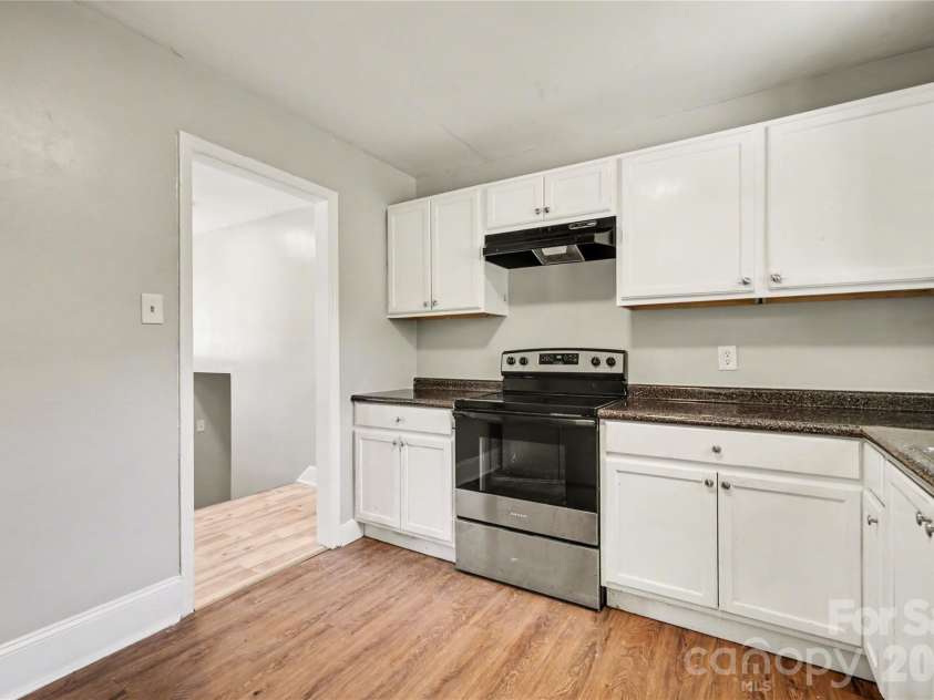 5439 Kerry Lane, Charlotte, NC 28215.  MLS# CAR4370657, YatesRealty ID 17657. 