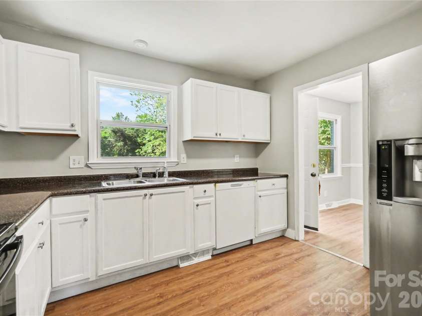 5439 Kerry Lane, Charlotte, NC 28215.  MLS# CAR4370657, YatesRealty ID 17657. 