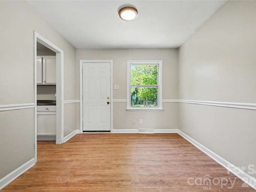 5439 Kerry Lane, Charlotte, NC 28215.  MLS# CAR4370657, YatesRealty ID 17657. 