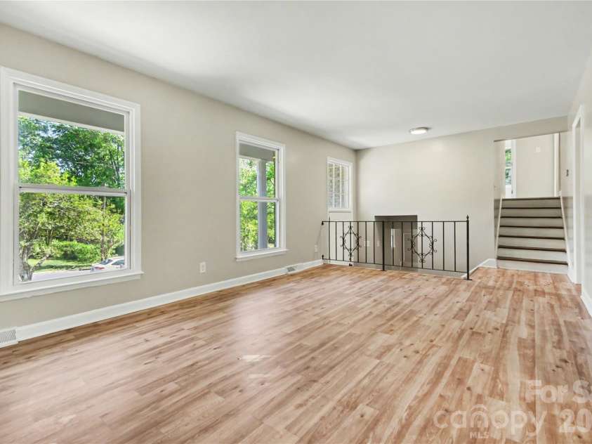 5439 Kerry Lane, Charlotte, NC 28215.  MLS# CAR4370657, YatesRealty ID 17657. 