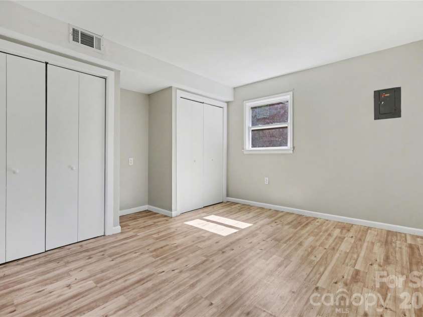 5439 Kerry Lane, Charlotte, NC 28215.  MLS# CAR4370657, YatesRealty ID 17657. 