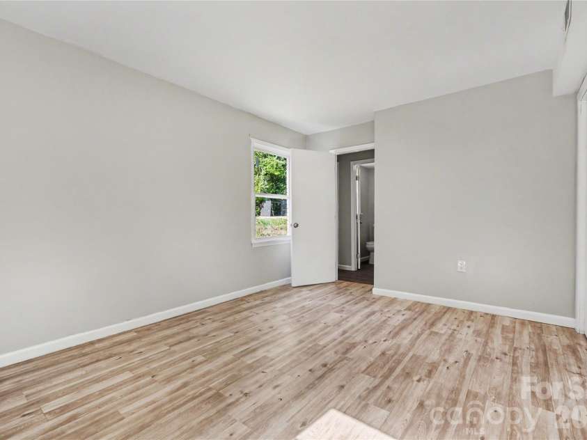 5439 Kerry Lane, Charlotte, NC 28215.  MLS# CAR4370657, YatesRealty ID 17657. 