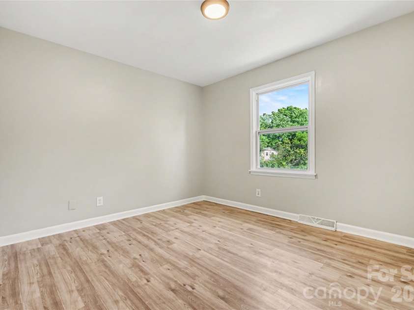 5439 Kerry Lane, Charlotte, NC 28215.  MLS# CAR4370657, YatesRealty ID 17657. 