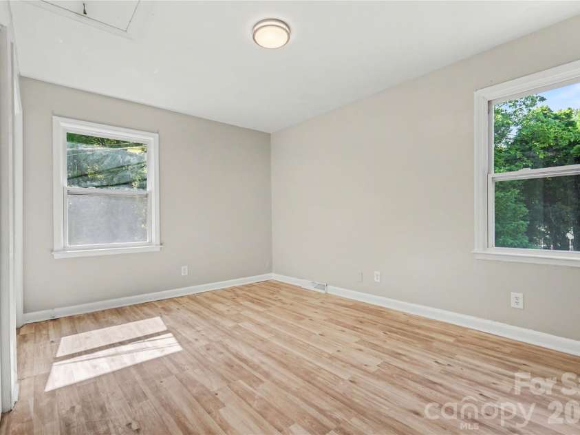 5439 Kerry Lane, Charlotte, NC 28215.  MLS# CAR4370657, YatesRealty ID 17657. 