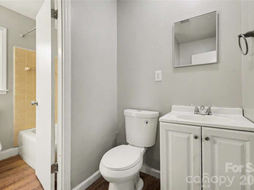 5439 Kerry Lane, Charlotte, NC 28215.  MLS# CAR4370657, YatesRealty ID 17657. 