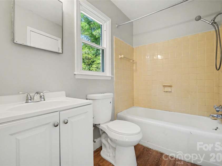 5439 Kerry Lane, Charlotte, NC 28215.  MLS# CAR4370657, YatesRealty ID 17657. 