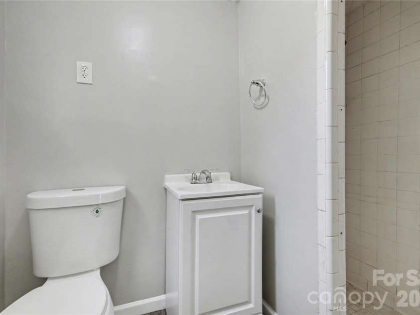 5439 Kerry Lane, Charlotte, NC 28215.  MLS# CAR4370657, YatesRealty ID 17657. 