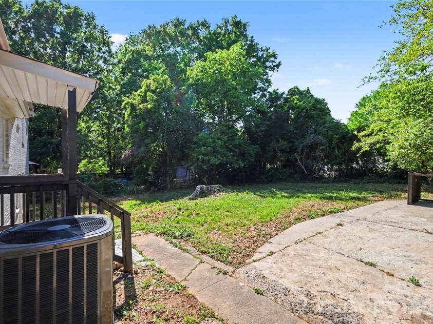 5439 Kerry Lane, Charlotte, NC 28215.  MLS# CAR4370657, YatesRealty ID 17657. 