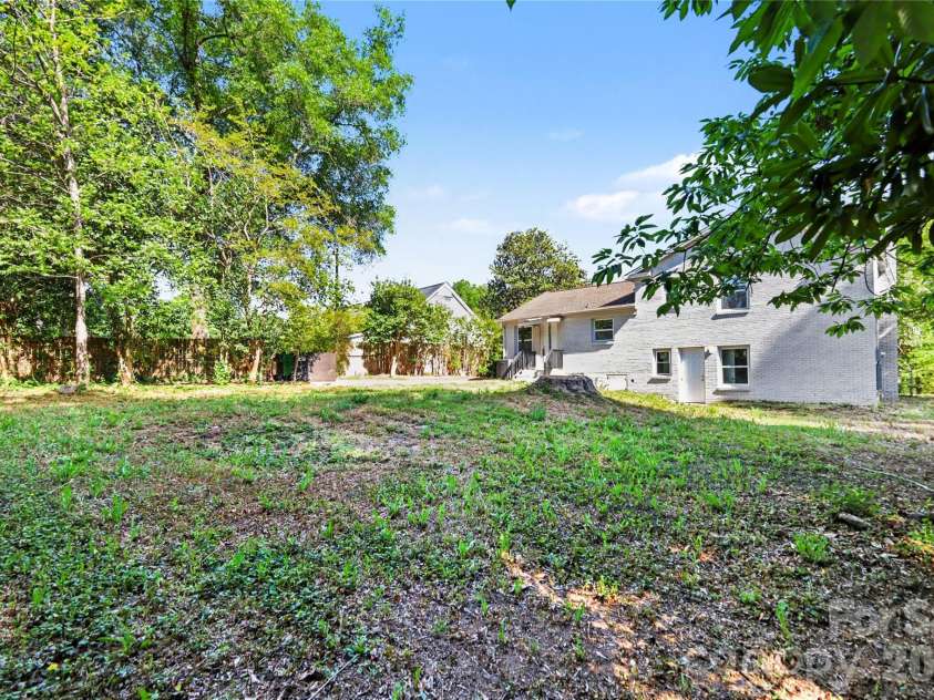5439 Kerry Lane, Charlotte, NC 28215.  MLS# CAR4370657, YatesRealty ID 17657. 