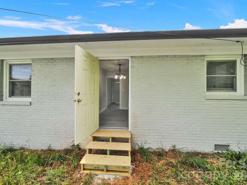 512 Villa Street, Kannapolis, NC 28083.  MLS# CAR4371750, YatesRealty ID 17659. 