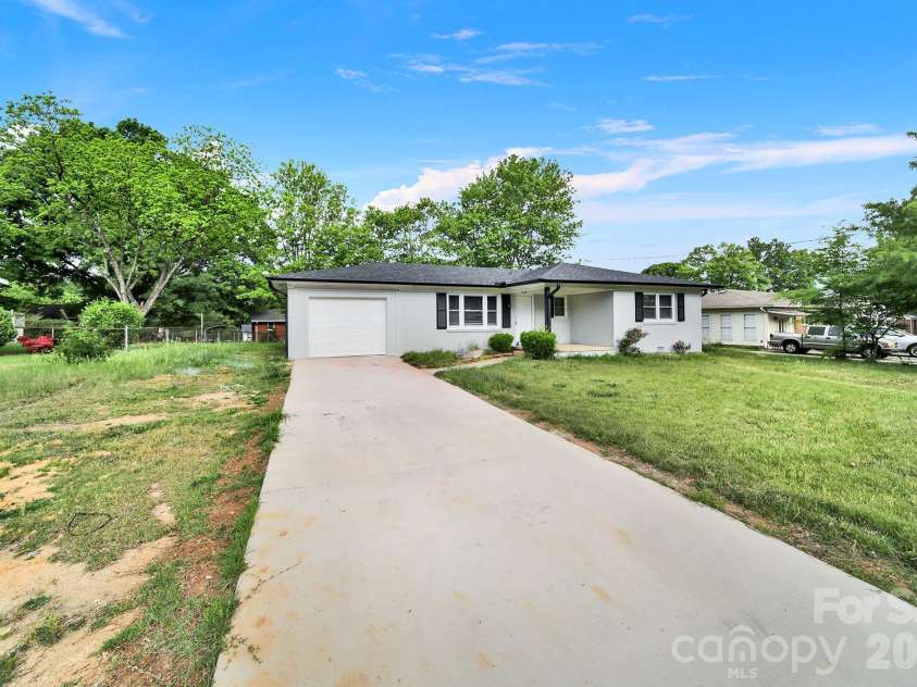 512 Villa Street, Kannapolis, NC 28083.  MLS# CAR4371750, YatesRealty ID 17659. 