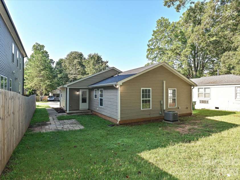 930 Wainwright Avenue, Charlotte, NC 28206.  MLS# CAR4424744, YatesRealty ID 17662. Back of home