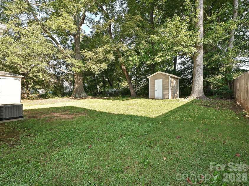 930 Wainwright Avenue, Charlotte, NC 28206.  MLS# CAR4424744, YatesRealty ID 17662. Backyard