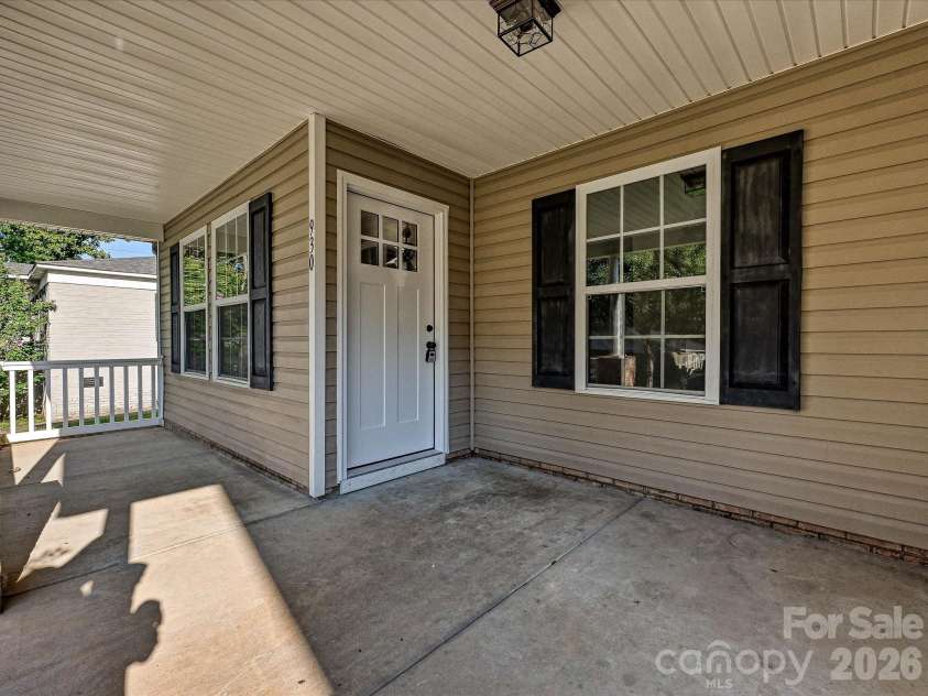 930 Wainwright Avenue, Charlotte, NC 28206.  MLS# CAR4424744, YatesRealty ID 17662. Front Porch