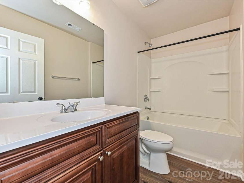 930 Wainwright Avenue, Charlotte, NC 28206.  MLS# CAR4424744, YatesRealty ID 17662. Full bath