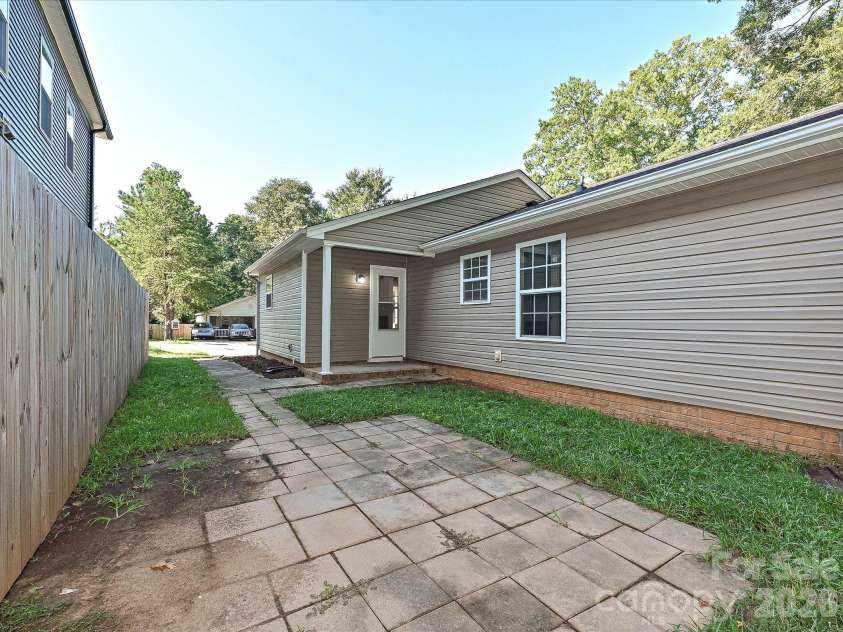 930 Wainwright Avenue, Charlotte, NC 28206.  MLS# CAR4424744, YatesRealty ID 17662. Patio