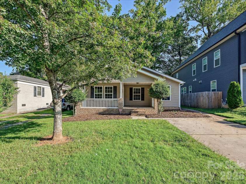 930 Wainwright Avenue, Charlotte, NC 28206.  MLS# CAR4424744, YatesRealty ID 17662. Welcome Home