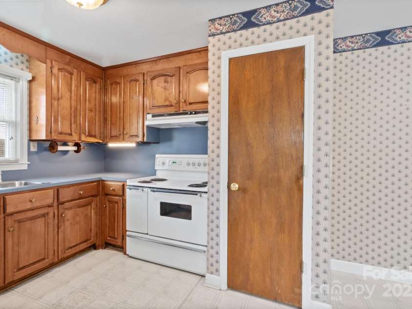 2922 Dunlavin Way, Charlotte, NC 28205.  MLS# CAR4234177, YatesRealty ID 17663. 