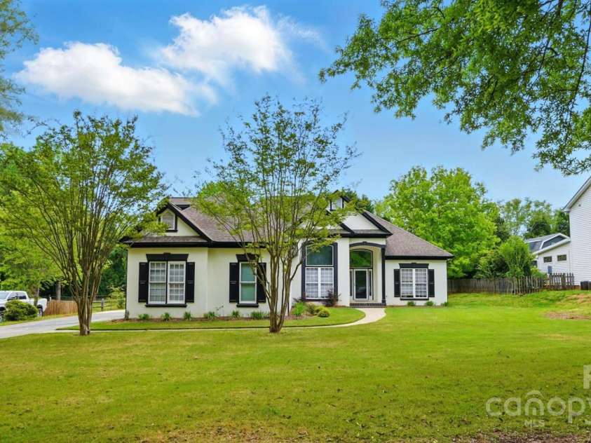 530 Dovefield Drive, Indian Trail, NC 28079.  MLS# CAR4246634, YatesRealty ID 17665. Front of Home
