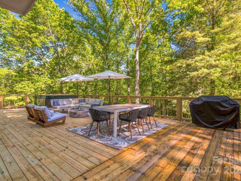 52 Reynolda Drive, Asheville, NC 28803.  MLS# CAR4256473, YatesRealty ID 17666. 
