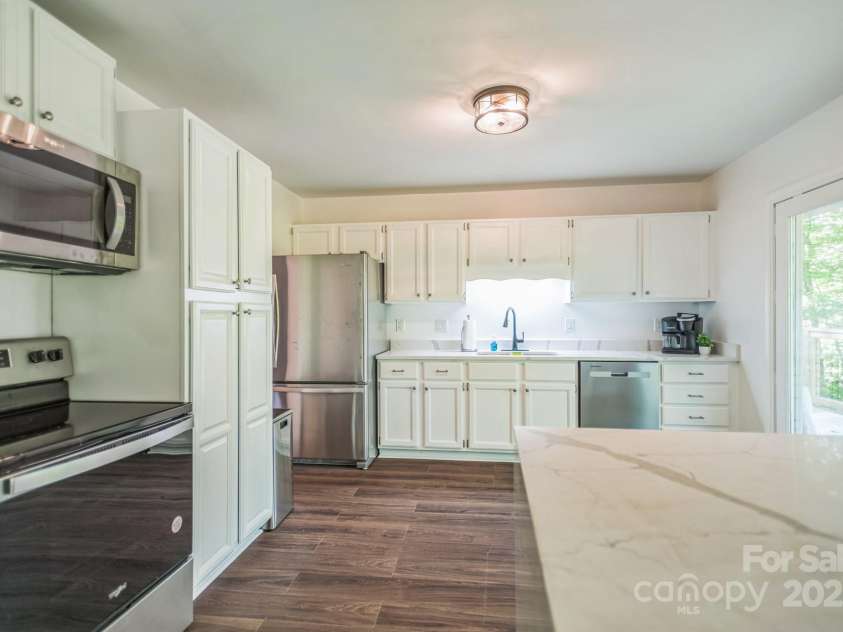 52 Reynolda Drive, Asheville, NC 28803.  MLS# CAR4256473, YatesRealty ID 17666. 
