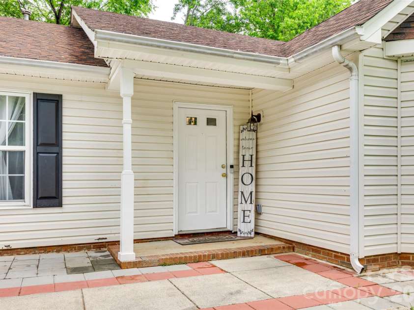 7442 Crestside Lane, Charlotte, NC 28227.  MLS# CAR4373229, YatesRealty ID 17666. Covered Porch