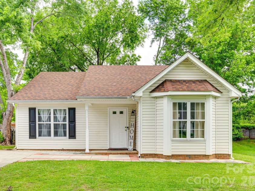 7442 Crestside Lane, Charlotte, NC 28227.  MLS# CAR4373229, YatesRealty ID 17666. Front of home