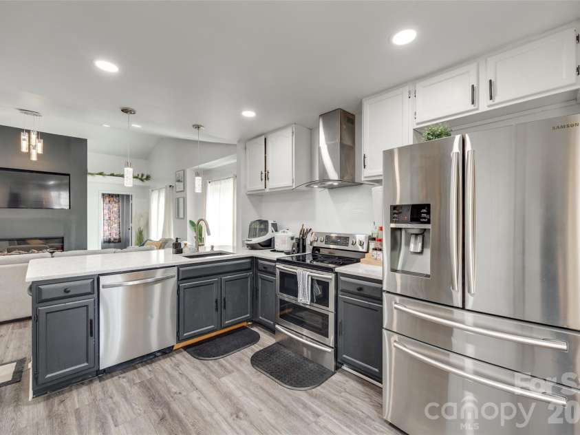 7442 Crestside Lane, Charlotte, NC 28227.  MLS# CAR4373229, YatesRealty ID 17666. Open concept