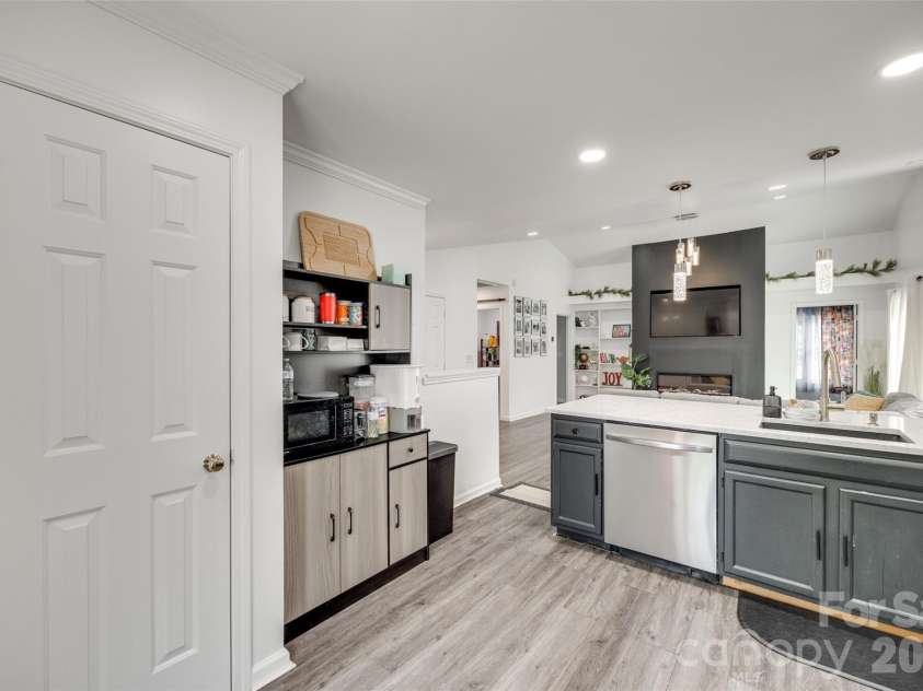 7442 Crestside Lane, Charlotte, NC 28227.  MLS# CAR4373229, YatesRealty ID 17666. Pantry