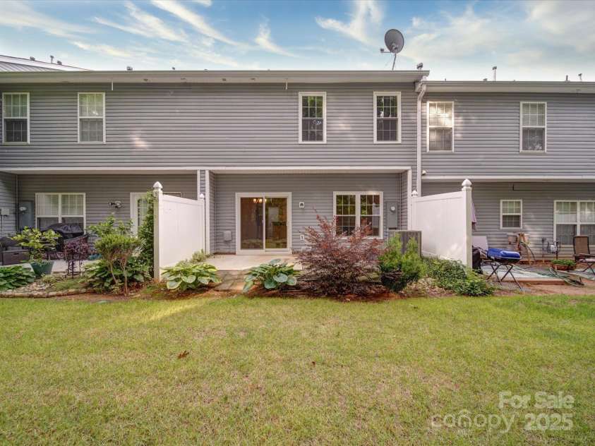 12231 Stratfield Place Circle, Pineville, NC 28134.  MLS# CAR4261206, YatesRealty ID 17667. 