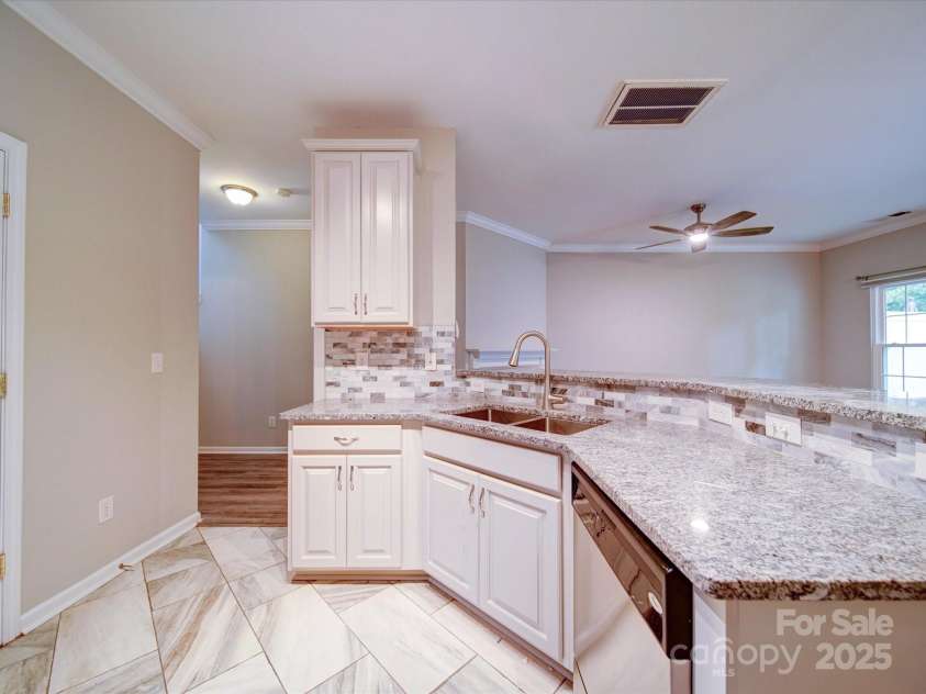 12231 Stratfield Place Circle, Pineville, NC 28134.  MLS# CAR4261206, YatesRealty ID 17667. Granite Counters