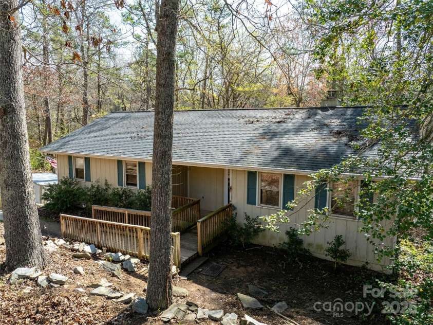 23 Keeneland Drive, Hendersonville, NC 28792.  MLS# CAR4235289, YatesRealty ID 17668. 
