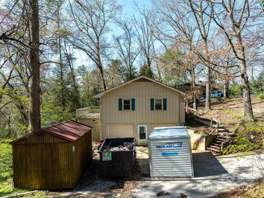 23 Keeneland Drive, Hendersonville, NC 28792.  MLS# CAR4235289, YatesRealty ID 17668. 