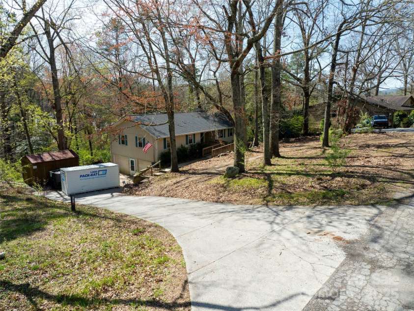 23 Keeneland Drive, Hendersonville, NC 28792.  MLS# CAR4235289, YatesRealty ID 17668. 